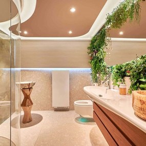 Modernes Badezimmer mit Naturdeko, hängenden Pflanzen und stilvollem Waschtisch.