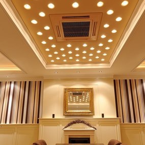 Moderner Konferenzraum mit eleganter Holzdecke, LED-Beleuchtung und stilvollem Spiegel.