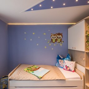 Modernes, gemütliches Kinderzimmer mit Dekoration, Pflanzen und Eulen-Wandtattoo auf lila Wand.